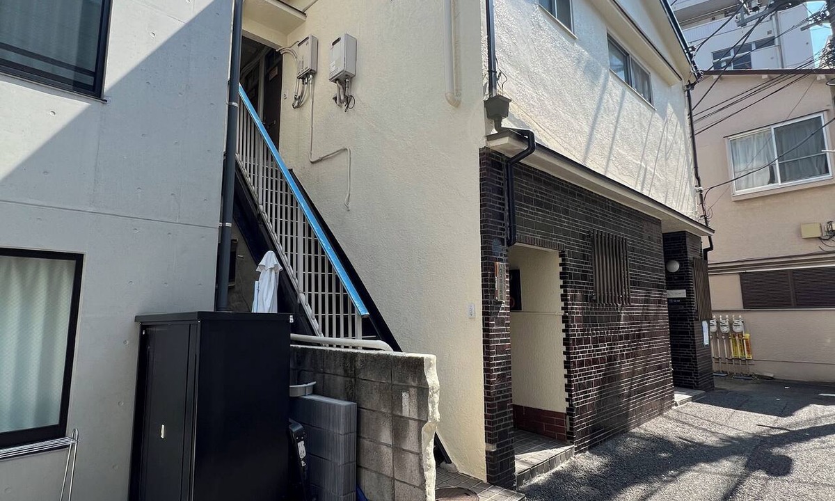 Kabukicho Apartment | The facility is about an 8-minute walk from JR Takadanobaba Station. By R train, it is 5 minutes to Shinjuku Station, 11 minutes to Shibuya Station, and about 28 minutes to Tokyo Station.