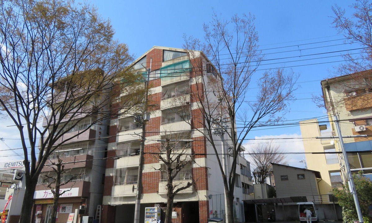 Kita Ward Apartment | This apartment hotel faces Kitayama Dori in Kyoto.Take the city bus north 1 from Kitaoji Station on the subway Karasuma Line.