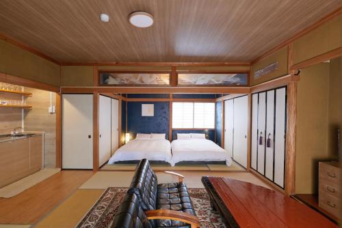 Higashiyama Apartment | Top Floor Suite - Balcony View - Higashi Chaya Area