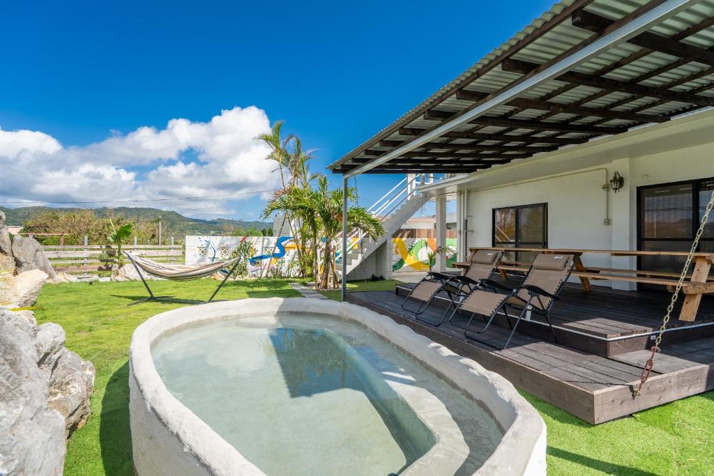 Motobu Villa | two o'clockは瀬底島でテントサウナとプール付きでBBQは事前予約で可能