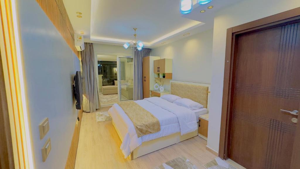 Cairo Apartment | Ultra Luxury 3BR with Pools ,Sports ,Dining in Gated compound, Close to all sites