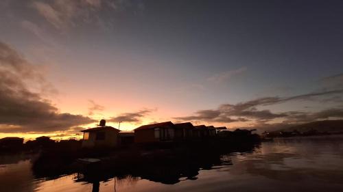 Puno House | Uros & Titicaca Sunset Comfort Floating cabins