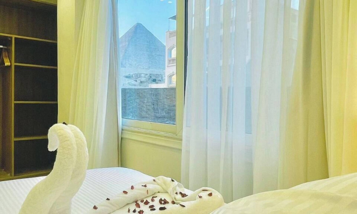 Al Haram House | White House Pyramids View