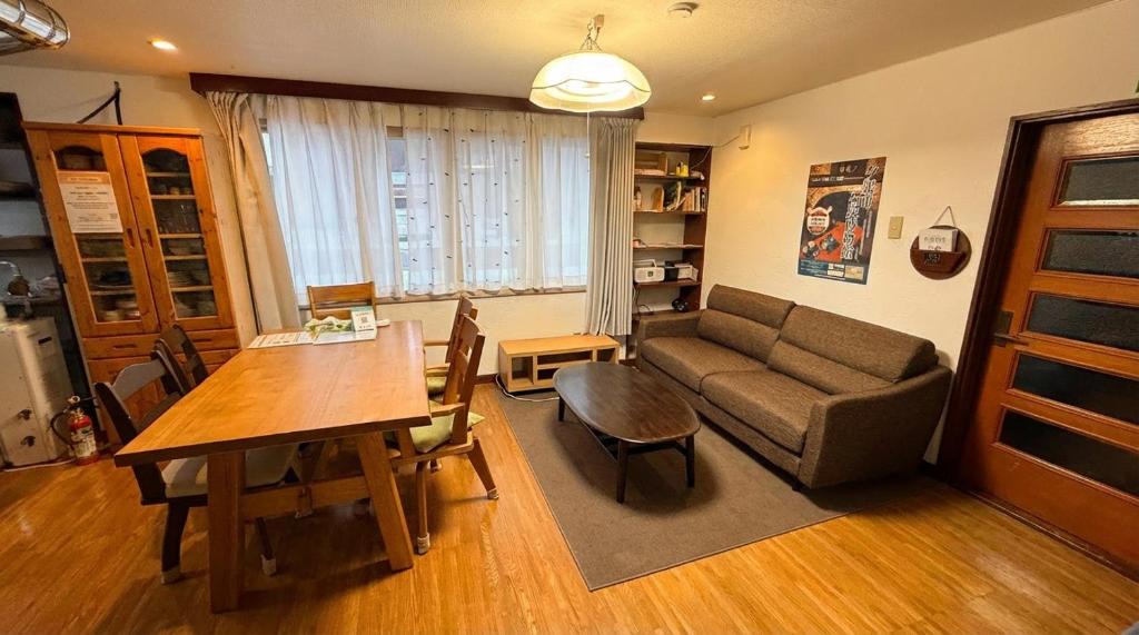 Yubari Apartment | Yubari Historic Kominka Experience with Engawa 12Guests 紅葉山