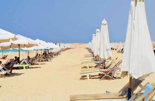 Alexandria - Mediterranean Coast Apartment | شالية بالرووف غرفتيين مكييف للأيجار بقرية ايماريتس هايتس بالساحل الشمالي - A chalet with a rooftop and two air-conditioned bedrooms for rent in Emirates Heights , North Coast