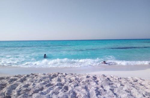 Marsa Matruh Ski Chalet | للإيجار في مطروح شاليه داخل قرية سياحية شاليه شايف البحر امتداد شاطئ الابيض البحر متاح لكن حمام السباحة هذا الصيف به أعمال صيانه 013