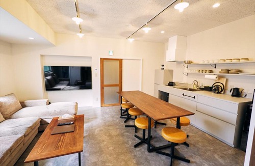 Ryuga Onsen Apartment | 「まちのオアシス」STAY UWU 005 空を眺める半露天風呂