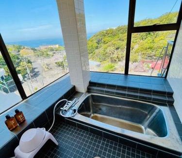 Tsubaki Onsen House | まるごと貸切別荘 全部屋海を眺める炭火BBQ 温水プール付き 白良浜車3分、千畳敷、三段壁徒歩圏