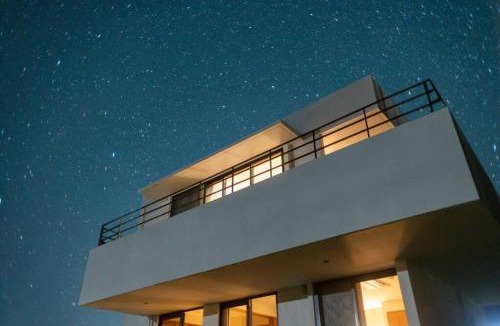 Ueno Villa | オーシャンビューの新築インテリアデザインを貸切!テラス付きの宿で最高の休日をお楽しみください