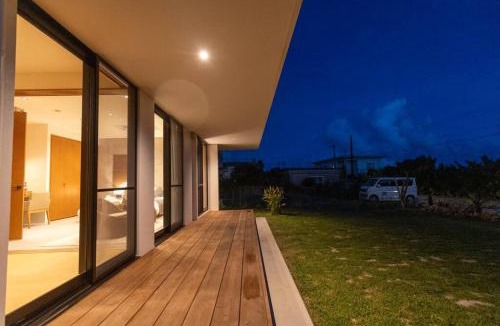Ueno Villa | オーシャンビューの新築インテリアデザインを貸切!テラス付きの宿で最高の休日をお楽しみください