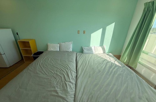 Kin Hostel | ハイ沖縄金武店トイレお風呂共用 プレオープン中駐車場有 ペット同伴可能長期滞在可能2025年10月より車貸し出しサービス有希望であればお申し付けください