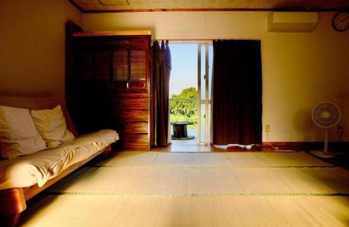 Urasoe House | 一棟貸し 庭とバルコニーの家 Urasoe Garden Retreat