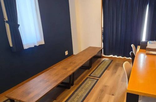 Tokushima House | 中心部にビル一棟貸しでフルリノベ済み各階に風呂トイレありで市場の横で好立地でコスパ最高をめざしている宿です