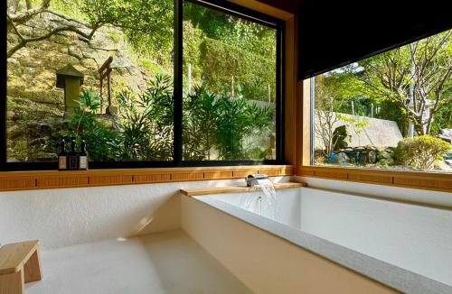 Futtsu House | 加美屋リゾート房総 浪漫ラウンジ 夕日と露天風呂-Kamiya Resort Boso