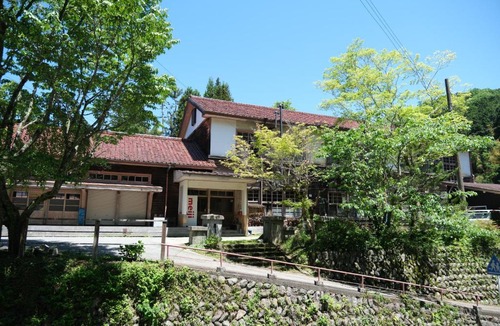 Shimoichi Apartment | 奈良吉野の小学校跡地ゲストハウス-五右衛門風呂体験-漫画図書室-卓球台-一棟貸し-素泊まり-吉野山天川村観光-Small inn attached to a historic school building
