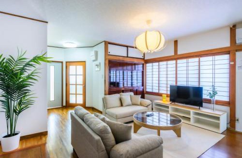 Nikko House | 新装開業 世界遺産と東武日光駅に至近 広いリビング 貸切 家族団体に最適