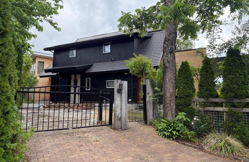 Hokuto House | 新規11名同一料金富士山一望大型ログハウス191m2サウナ内外気浴ゾーン広々庭BBQ
