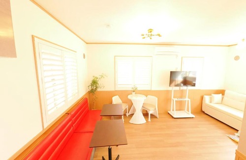 Ichikawa House | 最大12名宿泊の駐車場付一棟貸切戸建, 3駅徒歩圏, 3路線利用でディズニーランド, 浅草, 東京都心, 成田&羽田空港, 幕張へも大変便利