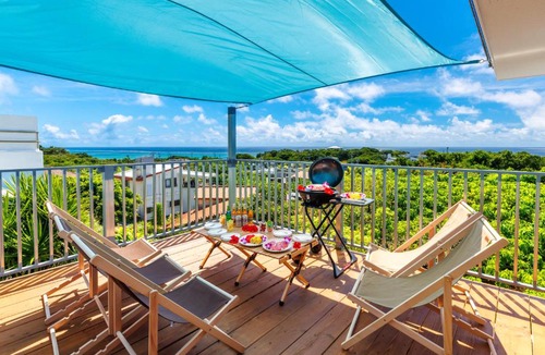 Okinawa Apartment | 最大12名宿泊OK 百名ビーチまで車で5分 海が見えるバルコニーでBBQ 南城市大型ヴィラ ReLa百名