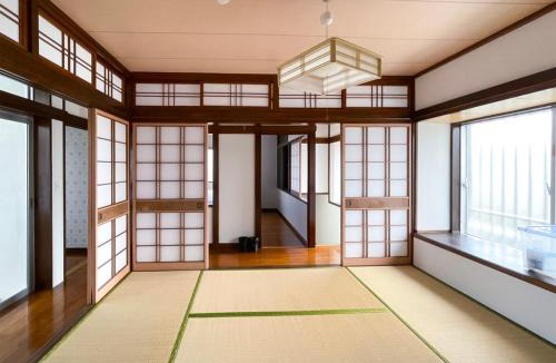 Tsuboya Villa | 最大14人 駐車縦列4台可能 個室4部屋 広々戸建て 国際通りと牧志駅まで徒歩5分 わらゆんＳｏヴィラ壺屋