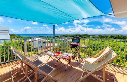 Okinawa Apartment | 最大18名宿泊OK 百名ビーチまで車で5分 海が見えるバルコニーでBBQ 南城市大型ヴィラ ReLa百名