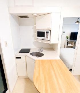 Higashi Apartment | 札幌駅徒歩5分 大通公園 雪まつりすすきの徒歩圏 ワイドキングベッド ホテルライク空間 最大5名 ラパルフェド札幌403