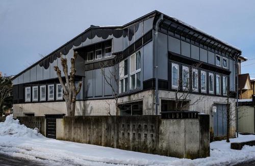 Joetsu Apartment | 浮遊のいえ 建築家原広司の住宅作品 Floating House A Private Stay in the Art of Architect Hiroshi Hara