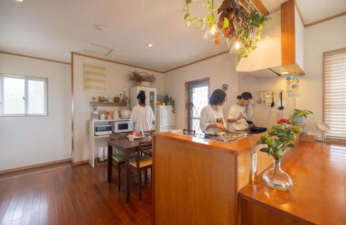 Ueno House | 海まで車で5分 庭付きBBQ可一棟貸切 駐車場2台 最大4名 Temaka Hills