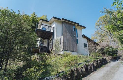 Yawatano Villa | 海 竹 楽器 温泉別荘A House 最大8名 城ヶ崎海岸 伊豆高原 大室山 2階から海を望める宿