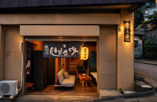 Manazuru House | 港通り鳥の宿は地下海底寝室付きの元焼き鳥屋