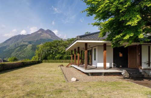 Yufuin Onsen Villa | 由布岳を望む芝庭と温泉の一棟貸しヴィラ Lento湯布院