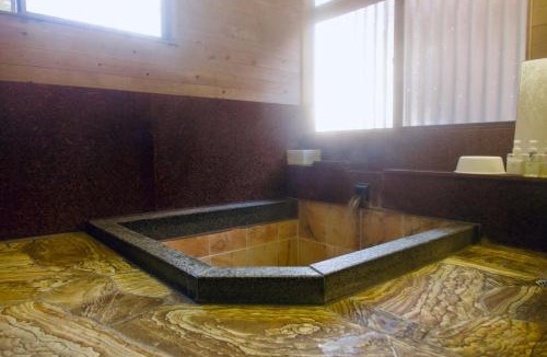 Azumino House | 白馬まで50分 天然温泉付き プライベート空間 北アルプスの麓安曇野 貸切一棟貸 70型スクリーン完備 フモトノイエ