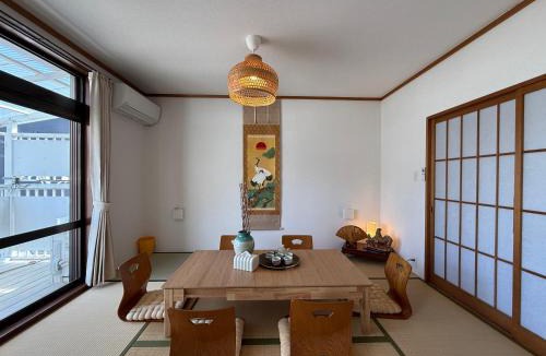 Hatsukaichi House | 禅 宮島 一棟貸し 最大6名 ダブルベット3台 2階建の1棟貸しホテル