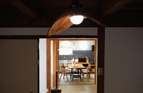Minamiawaji House | 草地家 猫と図書館のある宿