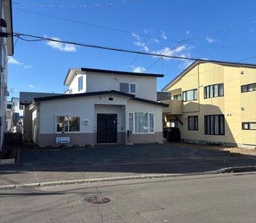 Kushiro Apartment | 釧路駅近く貸切戸建 ベッドルーム4 シングルベッド9 白金戸建