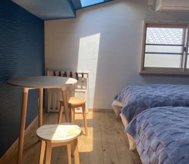 Ogishima Apartment | 鍬と本