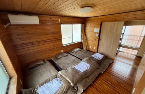 Amami House | 閑静な立地 繁華街とコンビニ バス停徒歩圏内 奄美 Guest House iroha 1日1組 2025年5月 Open Quiet Location Near Downtown One Group Per Day