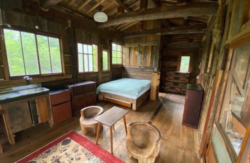 Sado Cabin | 離島でオフグリットなスローライフを味わえる山奥の手作り一軒宿 古道具と手仕事の宿ねまりや
