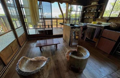 Sado Cabin | 離島でオフグリットなスローライフを味わえる山奥の手作り一軒宿 古道具と手仕事の宿ねまりや