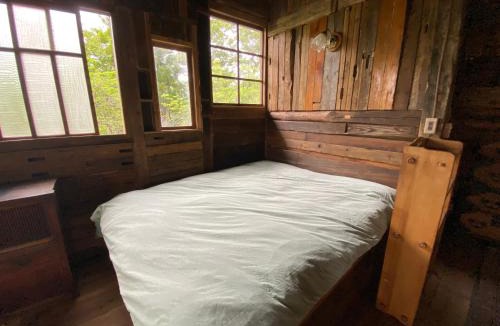 Sado Cabin | 離島でオフグリットなスローライフを味わえる山奥の手作り一軒宿 古道具と手仕事の宿ねまりや