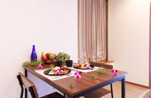 Naha City Centre Apartment | 駐車場2台付最大18名玄関別の2施設をセットにした一棟貸しVilla新規オープンのため綺麗
