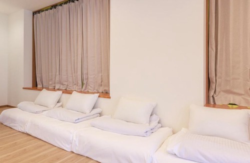 Naha City Centre Apartment | 駐車場2台付最大18名玄関別の2施設をセットにした一棟貸しVilla新規オープンのため綺麗