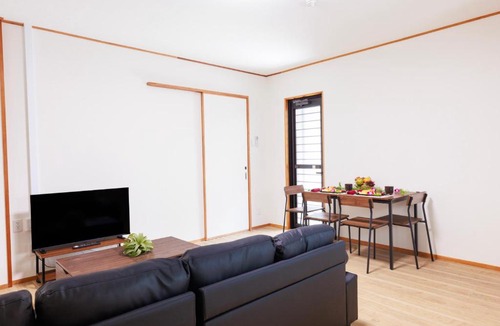 Naha City Centre Apartment | 駐車場2台付最大18名玄関別の2施設をセットにした一棟貸しVilla新規オープンのため綺麗