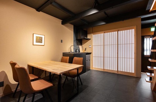 Tsuruhashi House | 鶴Inn 難波 梅田 天王寺直通 バス2トイレ2 最大8名 鶴橋駅9分 花嵐居