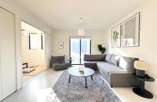 Ozu Apartment | 10 mins to kumamoto airport Spacious 4BR House by Restavio