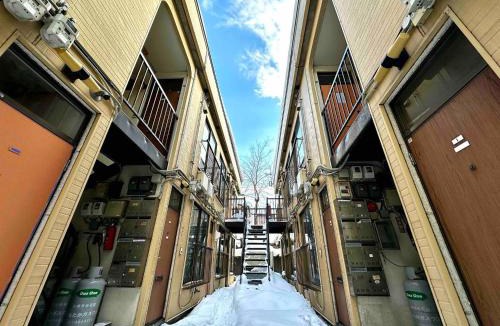 Shiroishi Apartment | 2-6大通駅まで地下鉄で4駅の場所で美室のリフォーム済みアパートメント