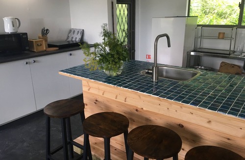 Kamakura Condo | 2 minute walk to the hot spring, with a view of the lighthouse on Enoshima Island, this is the vacation home in Inamuragasaki, Kamakura prepared just for you.