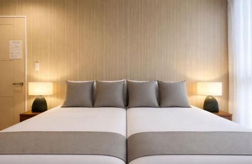 Kameari House | 4 Bedrooms Vacation house for 8, Limousine bus to Haneda Airport, Direct bus to Disney, Free Parking available, 5-minute walk to the station , 2 toilets, 70inch TV