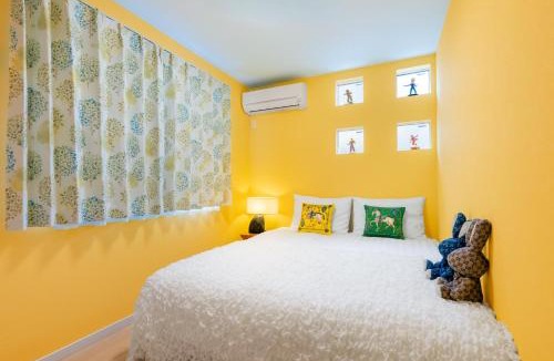 Kameari House | 4 Bedrooms Vacation house for 8, Limousine bus to Haneda Airport, Direct bus to Disney, Free Parking available, 5-minute walk to the station , 2 toilets, 70inch TV
