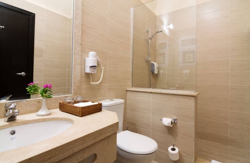 Makadi Bay Resort | 4 Tranquil Rooms with Balcony and Pool & Direct Access to Private Sandy Beach